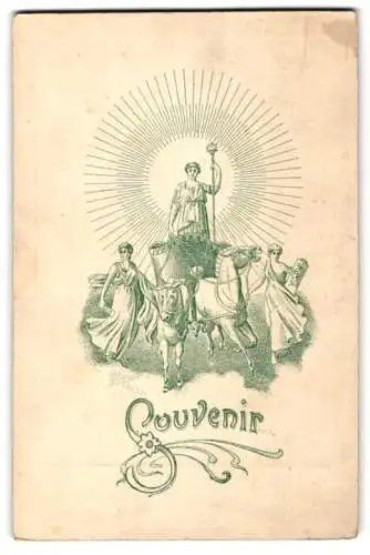 Fotografie unbekannter Fotograf und Ort, Fackelträgerin in Biga nebst zwei Kriegerinnen