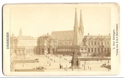 Fotografie F. & O. Brockmann, Dresden, Ansicht Dresden, Blick auf den Zwinger mit Denkmal