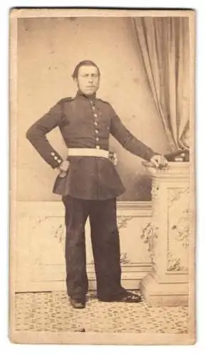 Fotografie unbekannter Fotograf und Ort, Soldat Ludwig Ekhardt in Uniform