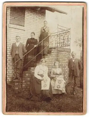 Fotografie unbekannter Fotograf und Ort, zwei Frauen beim Sticken in Hausarbeit