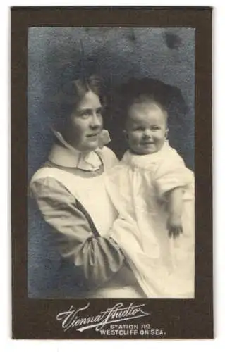Fotografie Vienna Studio, Westcliff-on-Sea, englische Amme in Dienstbekleidung mit ihrem Schützling im Arm