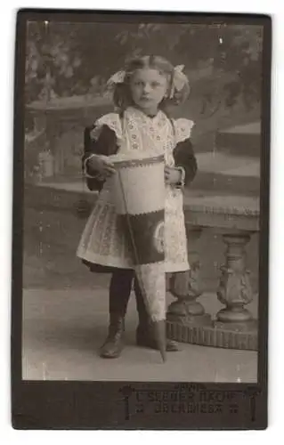 Fotografie L. Seeber Nachf., Oberwiesa, Schulmädchen zur Einschulung mit Zuckertüte und Schulranzen