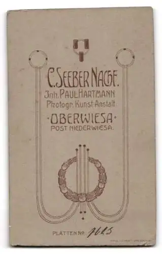 Fotografie L. Seeber Nachf., Oberwiesa, Schulmädchen zur Einschulung mit Zuckertüte und Schulranzen