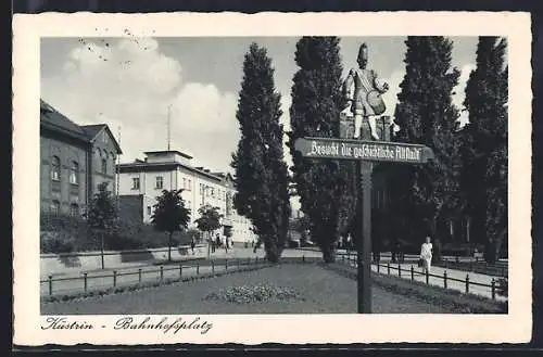AK Cüstrin / Kostrzyn, Bahnhofsplatz, Langer Kerl mit Trommel