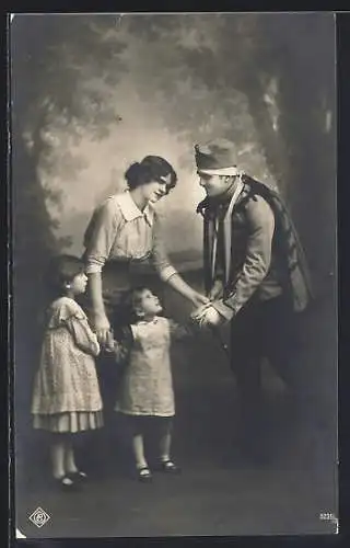 AK Österreichischer Soldat mit Frau und Kindern