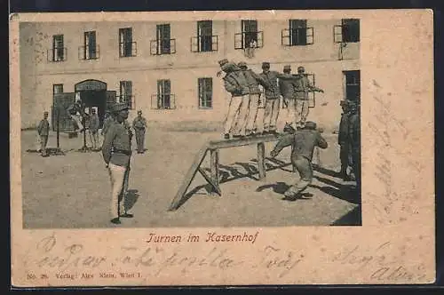 AK Österreichische Soldaten beim Turnen im Kasernenhof