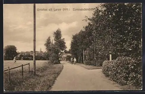 AK Laren /NH, Zevenenderdriff