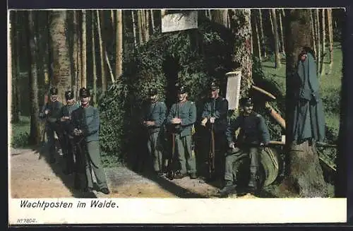 AK schweizer Wachposten im Walde, Infanteristen mit Gewehr vor einem Unterstand
