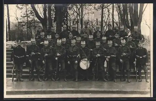 Foto-AK Schweizer Soldaten in Uniform, Gruppenfoto mit Gewehren
