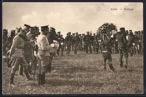 AK Schweizer Soldaten in Uniform bei Verlesung der Kritik