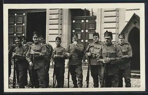 Foto-AK Schweizer Soldaten in Uniform mit Gewehr