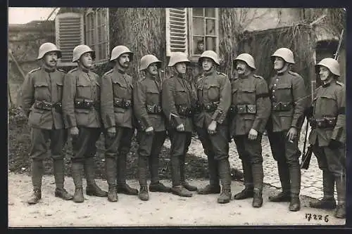 AK Schweizer Soldaten in Uniform mit Stahlhelmen Modell 1918