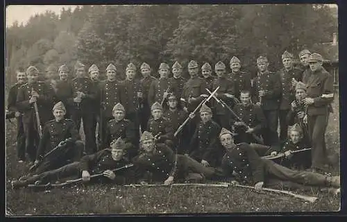 Foto-AK Schweizer Soldaten in Uniform mit Gewehren
