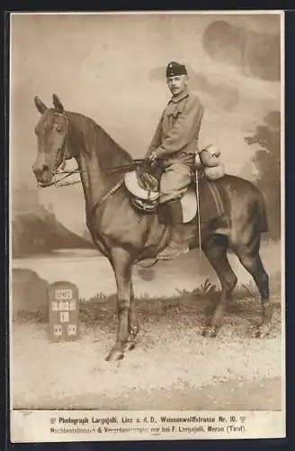 Foto-AK Österreichischer Soldat in Uniform zu Pferde