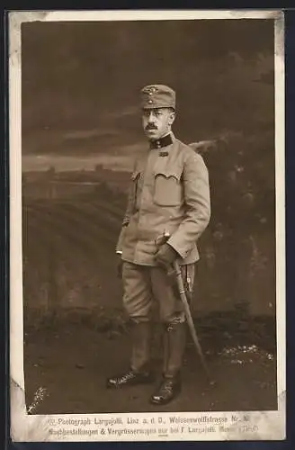AK Österreichischer Soldat in Uniform Feldspange und Säbel