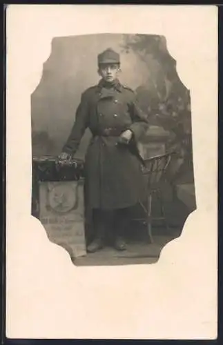 Foto-AK Österreichischer Soldat in Uniform und Bildnis Kaiser Franz Joseph I.