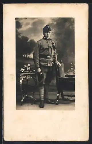 Foto-AK Österreichischer Soldat in Uniform mit Bajonett und Schützenschnur