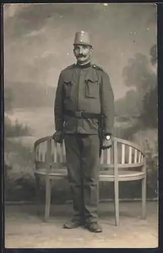 Foto-AK Österreichischer Soldat in Uniform mit Armbandnuhr