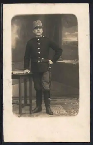 Foto-AK Österreichischer Soldat in Uniform mit Bajonett