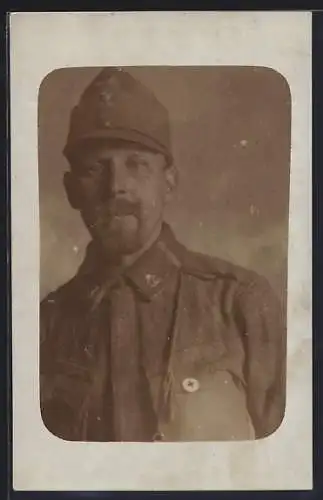 Foto-AK Österreichischer Soldat in Uniform mit Rot-Kreuz-Abzeichen