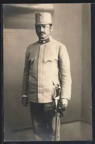 AK Österreichischer Soldat in Uniform mit Säbel