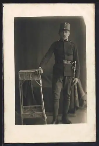 Foto-AK Österreichischer Soldat in Uniform mit Säbel