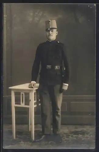 Foto-AK Österreichischer Soldat in Uniform mit Seitengewehr