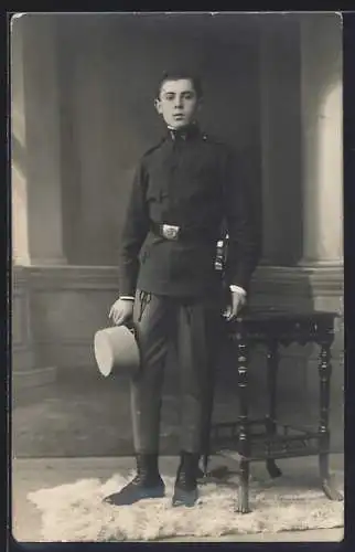 AK Österreichischer Soldat in Uniform mit Säbel
