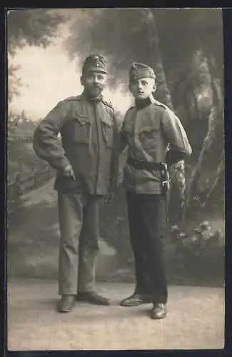 Foto-AK Österreichische Soldaten in Uniform, einer mit Bajonett