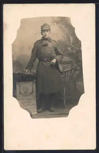 Foto-AK Österreichischer Soldat in Uniform mit Bajonett und Bildnis Kaiser Franz Joseph I.