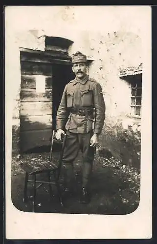 Foto-AK Österreichischer Soldat in Uniform mit Seitenwaffe