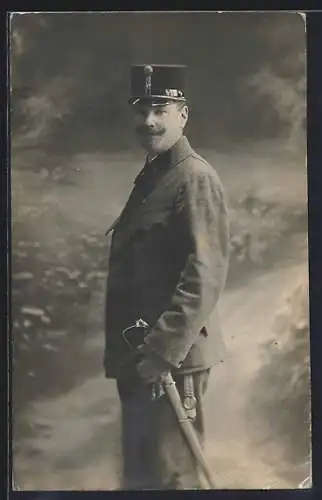Foto-AK Österreichischer Soldat in Uniform mit Säbel und Medaille