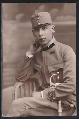 AK Österreichischer Soldat in Uniform mit Säbel und Portepee