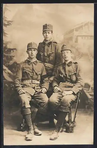 AK Österreichische Soldaten in Uniform, einer mit Bajonett