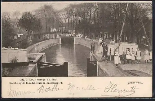 AK Vreeswijk, Gezicht op de Inundatiesluis en Frederiksoord