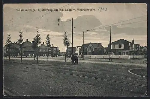 AK `s-Gravenhage, Lijsterbesplein b. d. Laan v. Meerdevoort