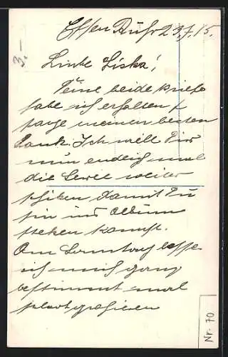 AK Student mit Tellermütze spricht mit seiner Liebsten