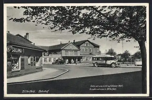 AK Bitterfeld, Bahnhof mit Geschäft, Autobus, Vers