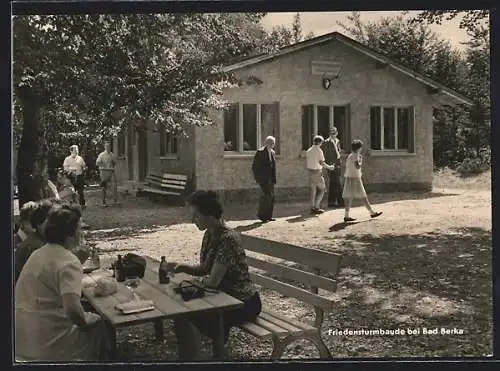 AK Bad Berka, Friedensturmbaude mit Besuchern