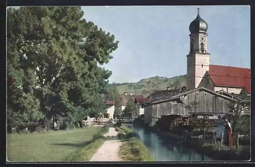 AK Oberammergau, Partie am Bach mit Blick zur Kirche