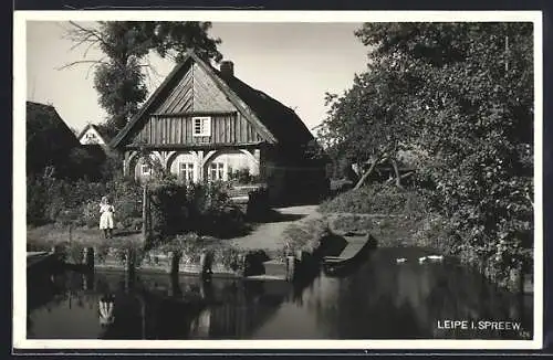 AK Leipe /Spreew., Spreewaldhaus mit Kahn