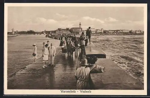 AK Warnemünde, Westmole mit Spaziergängern