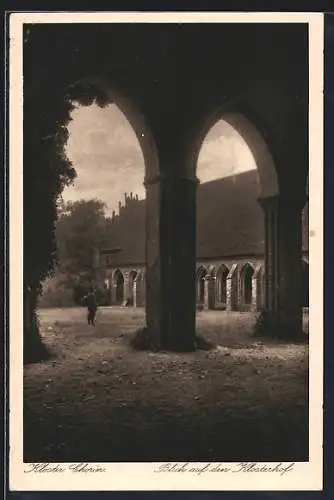 AK Chorin, Blick auf den Klosterhof mit Besucher