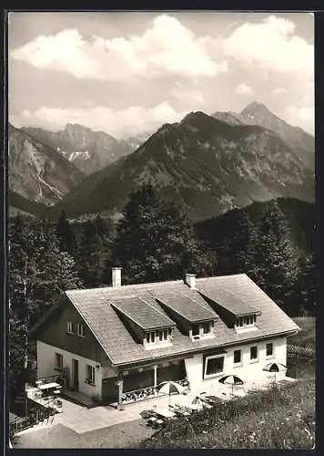 AK Oberstdorf im Allgäu, Naturfreundehaus Freibergsee mit Berglandschaft