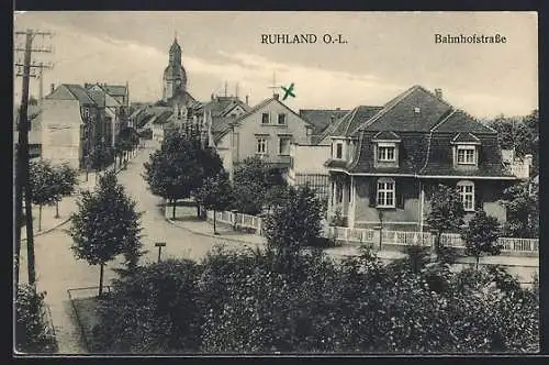 AK Ruhland / Oberlausitz, Bahnhofstrasse mit Kirche