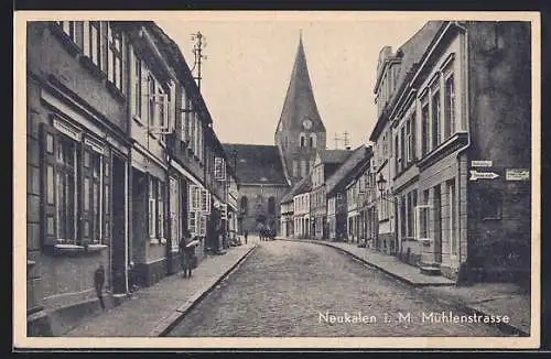 AK Neukalen i. M., Mühlenstrasse mit Blick zur Kirche
