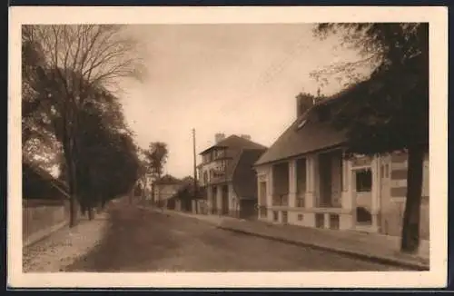 AK Fontaine-les-Grès, Rue bordée d`arbres et de maisons élégantes
