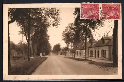 AK Fontaine-les-Grès, Avenue du Maréchal-Foch bordée d`arbres et maisons