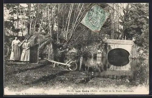 AK Les Grès, Pont de la Route Nationale et scène rurale avec deux femmes et une brouette