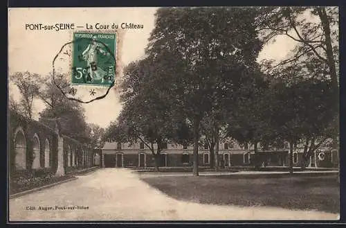 AK Pont-sur-Seine, La Cour du Château